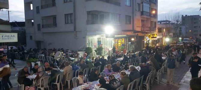Aydın Büyükşehir Belediyesi Kentin Birçok Noktasında İftar Sofraları Kuruyor
