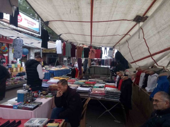 Pazar Yerinde Kalan Lüks Araç Esnafı Zor Anlar Yaşattı