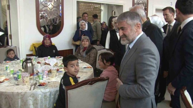 Bakan Nebati, Ümraniye’de Depremzedelerle İftar Yaptı