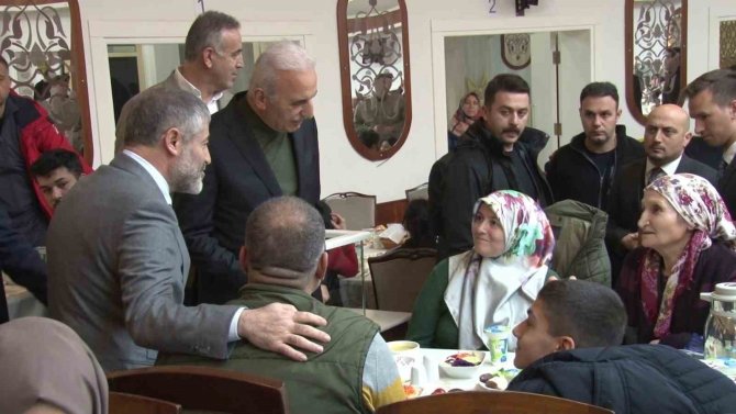 Bakan Nebati, Ümraniye’de Depremzedelerle İftar Yaptı