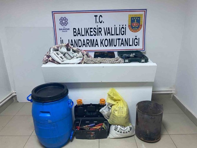 Bidon Ve Soba Kovası Çalan Hırsız Jandarma Tarafından Yakalandı