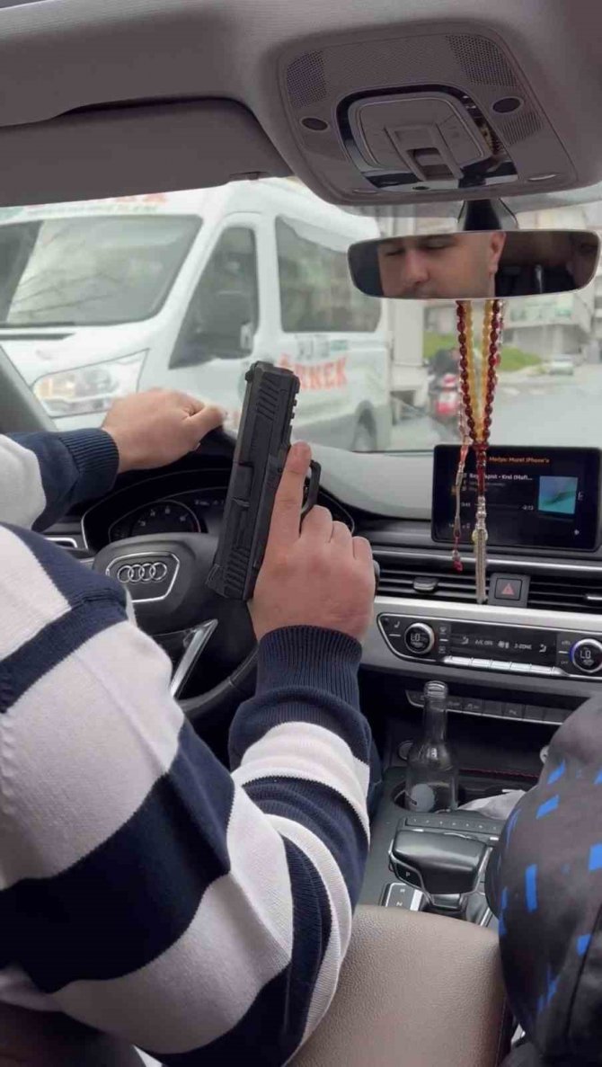Aracının Tavanından Defalarca Ateş Etti, O Anları Sosyal Medyada Paylaştı