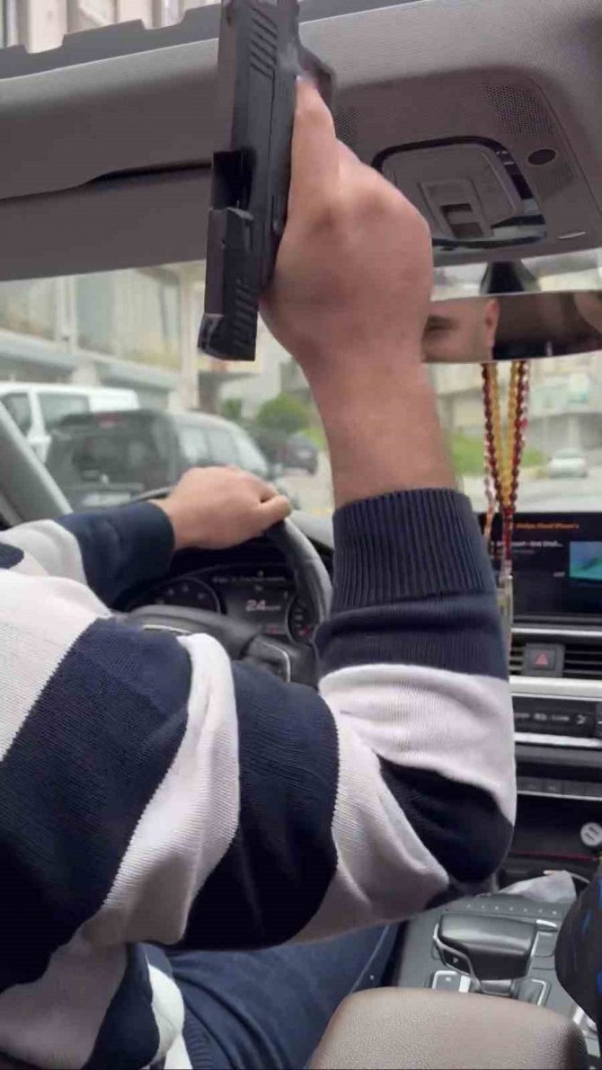 Aracının Tavanından Defalarca Ateş Etti, O Anları Sosyal Medyada Paylaştı