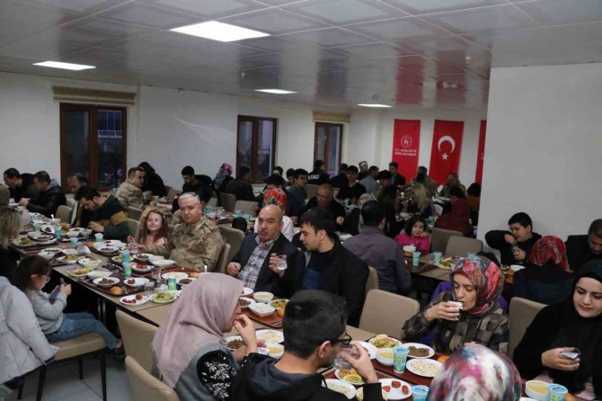 Bingöl’de Jandarma Depremzedelerle İftarda Buluştu