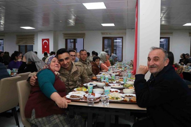 Bingöl’de Jandarma Depremzedelerle İftarda Buluştu