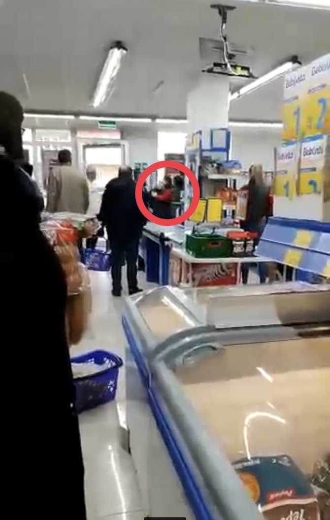 Bursa’da Zincir Markette Müşteri İle Kasiyerin Kavgası Kamerada