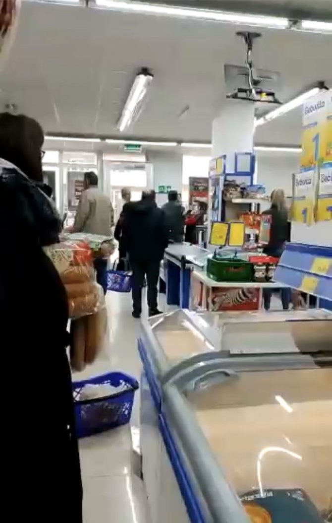 Bursa’da Zincir Markette Müşteri İle Kasiyerin Kavgası Kamerada