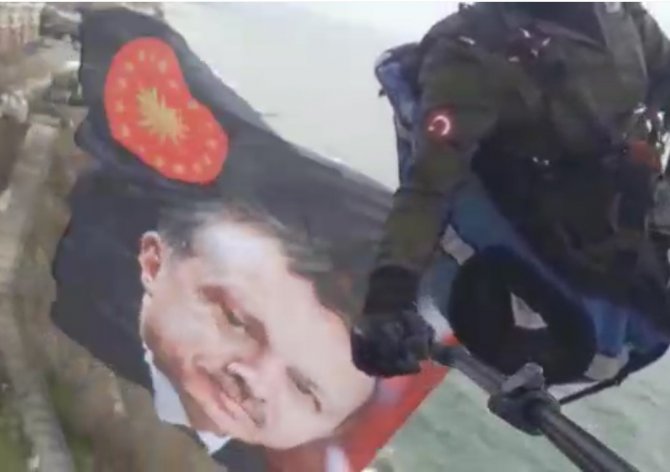 Yamaç Paraşütçüsü Cumhurbaşkanı Erdoğan Sevgisini Gökyüzüne Taşıdı