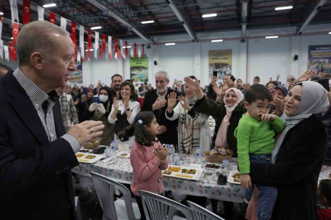 Cumhurbaşkanı Erdoğan Elazığ’da Depremzedelerle İftarda Buluştu