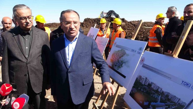 Adalet Bakanı Bozdağ, Toki̇ Konutlarının Başladığı Alanda İncelemelerde Bulundu