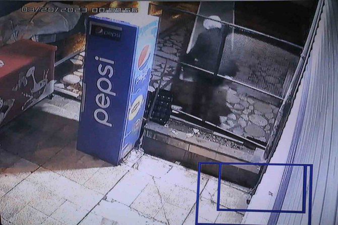 Önce Tabelanın İpini Çözdüler, 5 Dakika Sonra Hırsızlık Yaptılar