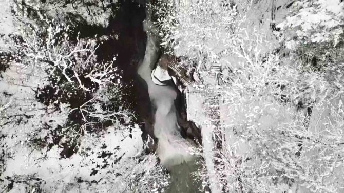 Karla Kaplı Şelale Kartpostallık Görüntüler Oluşturdu