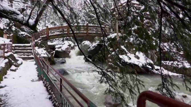 Karla Kaplı Şelale Kartpostallık Görüntüler Oluşturdu