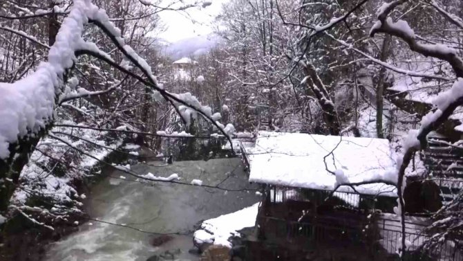 Karla Kaplı Şelale Kartpostallık Görüntüler Oluşturdu