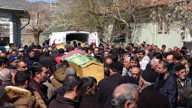 Öğretmen Oğulları Tarafından Öldürülen 6 Kişilik Aile Son Yolculuklarına Uğurlandı