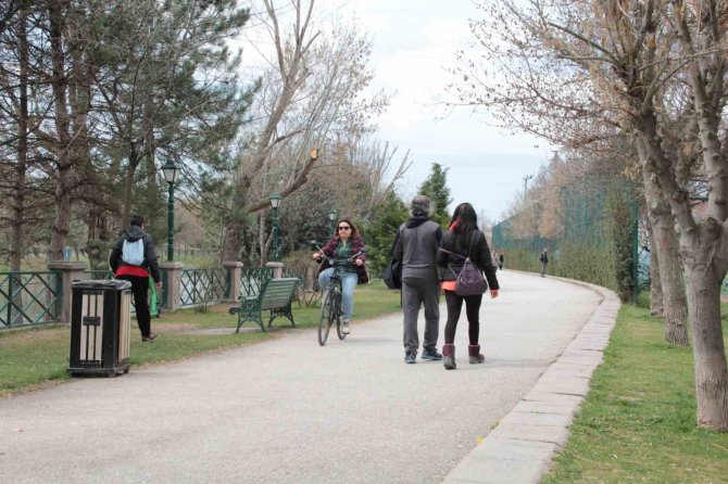Güneşli Havayı Gören Vatandaşlar Soluğu Park Ve Bahçelerde Aldı