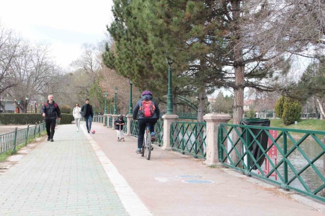 Güneşli Havayı Gören Vatandaşlar Soluğu Park Ve Bahçelerde Aldı