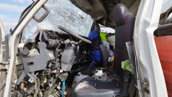 Bursa’da Çekici Emniyet Şeridinde Kamyonete Arkadan Çarptı: 2 Yaralı