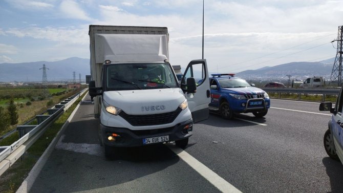 Bursa’da Çekici Emniyet Şeridinde Kamyonete Arkadan Çarptı: 2 Yaralı