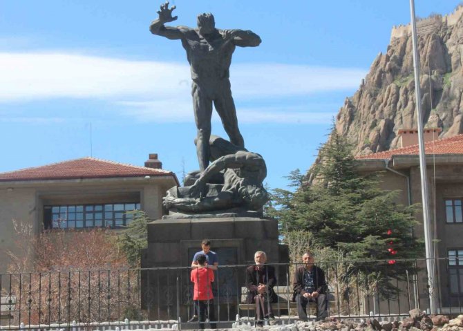 Sıcak Ve Güneşli Havayı Görenler Kendilerini Sokağa Attı