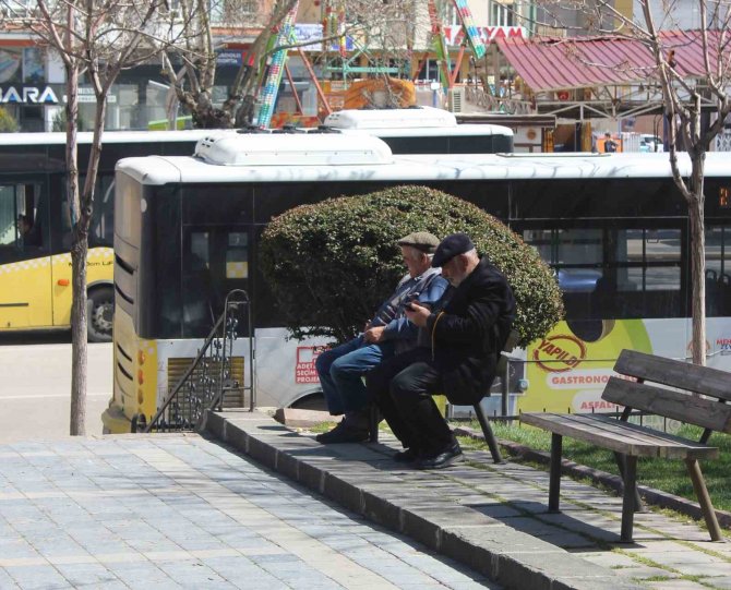 Sıcak Ve Güneşli Havayı Görenler Kendilerini Sokağa Attı
