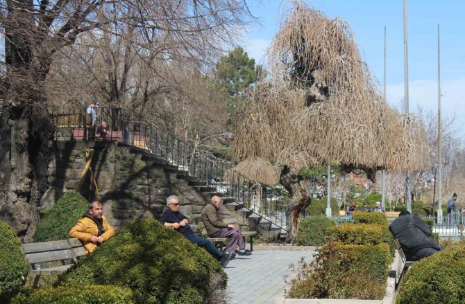 Sıcak Ve Güneşli Havayı Görenler Kendilerini Sokağa Attı