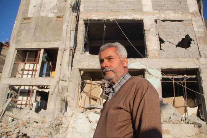 Depremde Ağır Hasar Alan Künefe Salonuna Hüzünlü Bakış