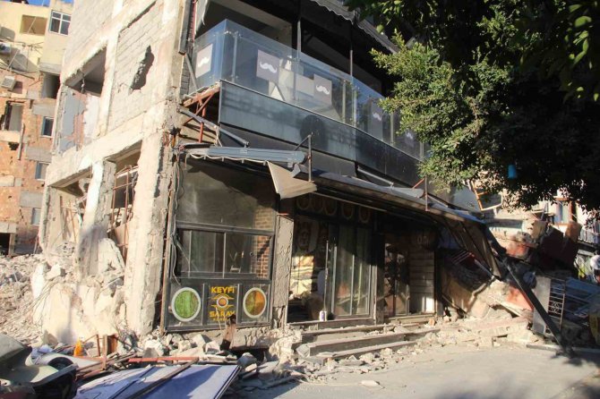 Depremde Ağır Hasar Alan Künefe Salonuna Hüzünlü Bakış