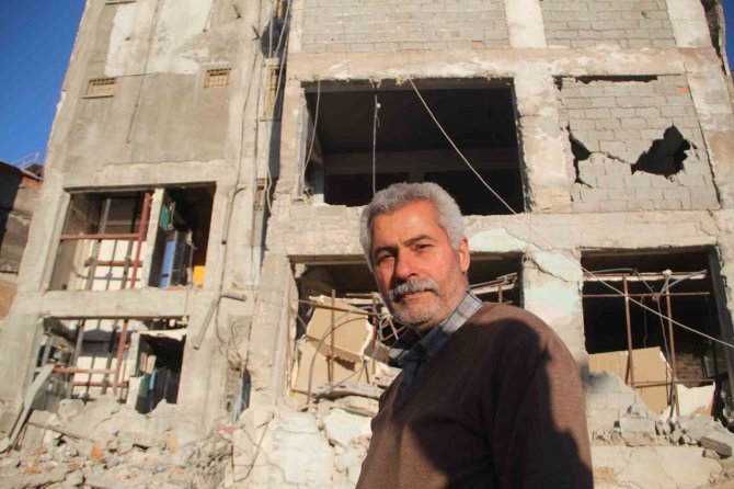 Depremde Ağır Hasar Alan Künefe Salonuna Hüzünlü Bakış