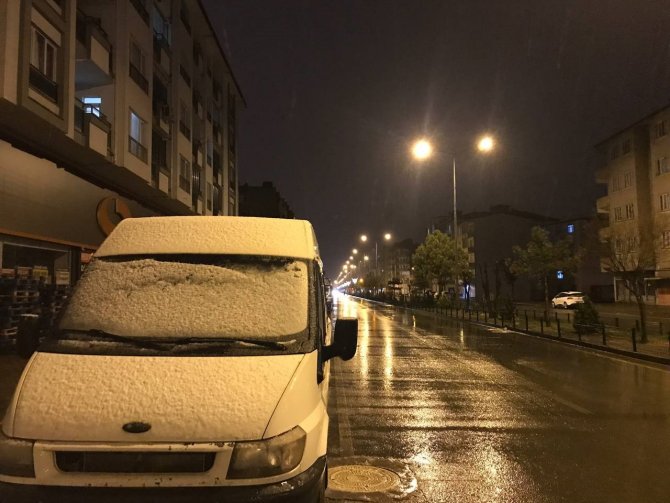 Iğdır’da Nisan Ayında Kar Etkili Oluyor