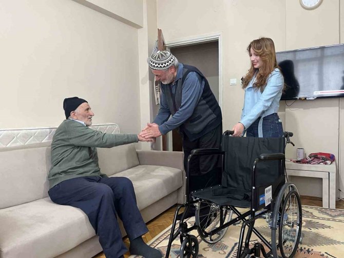 Depremde Ayağı Sakatlanan İ̇smail Çürük’e Tekerlekli Sandalye Yardımı