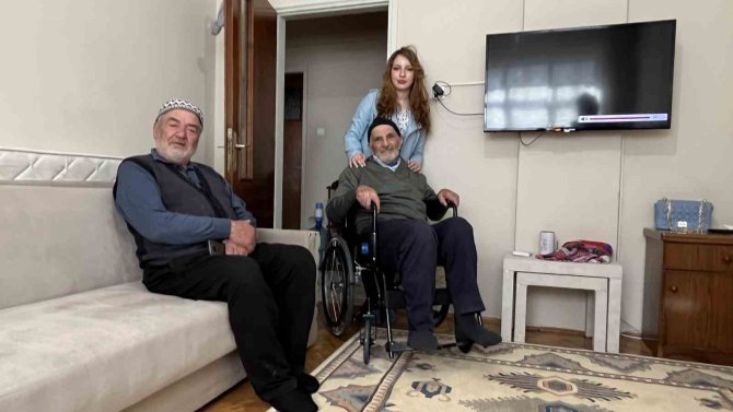 Depremde Ayağı Sakatlanan İ̇smail Çürük’e Tekerlekli Sandalye Yardımı