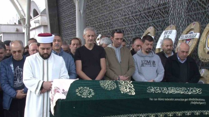 Kadıköy’de Hakim Eşini Öldürüp İntihar Eden Kadın Toprağa Verildi