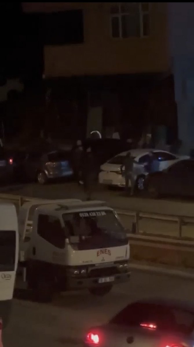 İ̇stanbul’da Beyzbol Sopalı Park Kavgası Kamerada