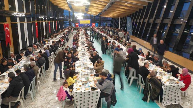 Yakutiye Belediyesi Depremzedeleri İftar Yemeğinde Ağırladı