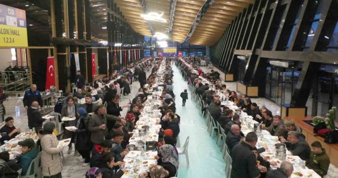 Yakutiye Belediyesi Depremzedeleri İftar Yemeğinde Ağırladı