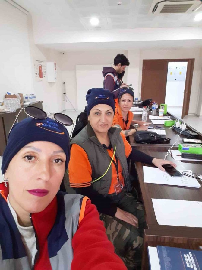Karabüklü Gönüllüler Depremzedelerin Yaralarını Sarıyor