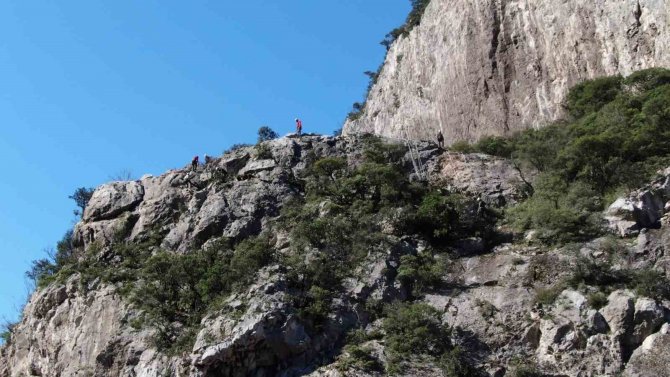 Endüstriyel Dağcıların Metrelerce Yükseklikteki Zorlu Mesaisi Dron İle Görüntülendi