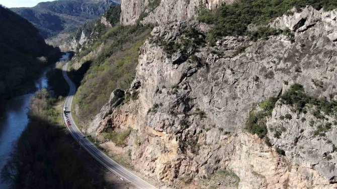 Endüstriyel Dağcıların Metrelerce Yükseklikteki Zorlu Mesaisi Dron İle Görüntülendi
