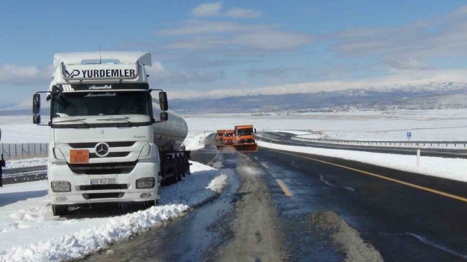 Kars’ta Mahsur Kalan Tırlar Kurtarıldı