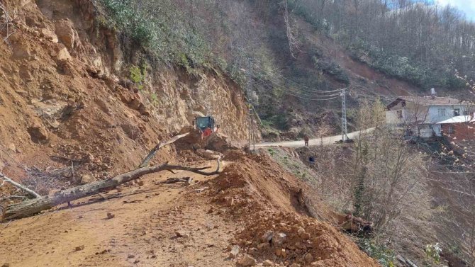 Heyelan Köy Yolunu Ulaşıma Kapattı