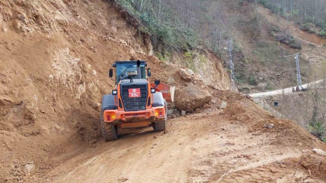 Heyelan Köy Yolunu Ulaşıma Kapattı