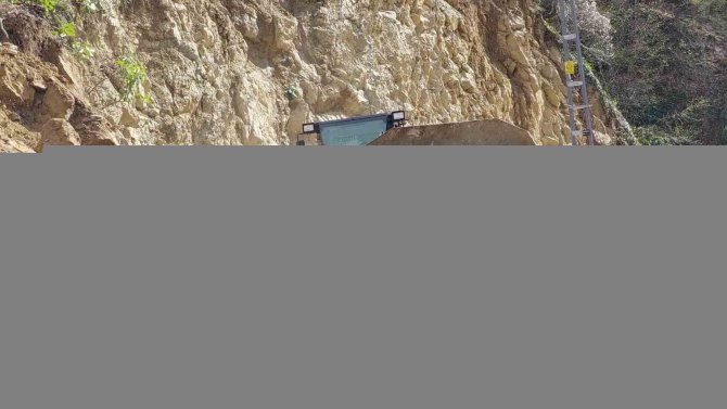 Heyelan Köy Yolunu Ulaşıma Kapattı