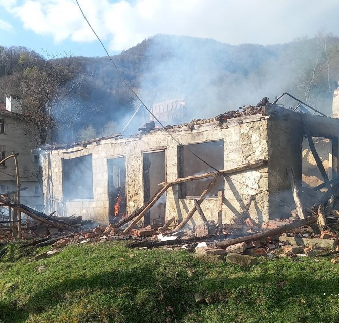 Uykuda Yangına Yakalandı, İkinci Kattan Atlayarak Canını Kurtardı
