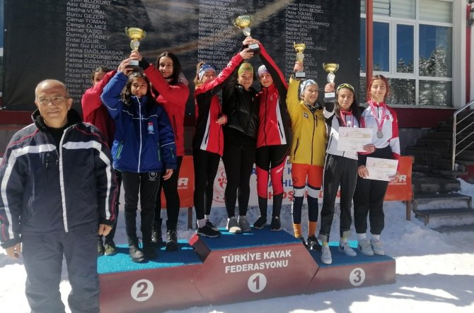 Kayaklı Koşuda Erzincanlı Sporculardan İkincilik Ve Üçüncülük Kupası