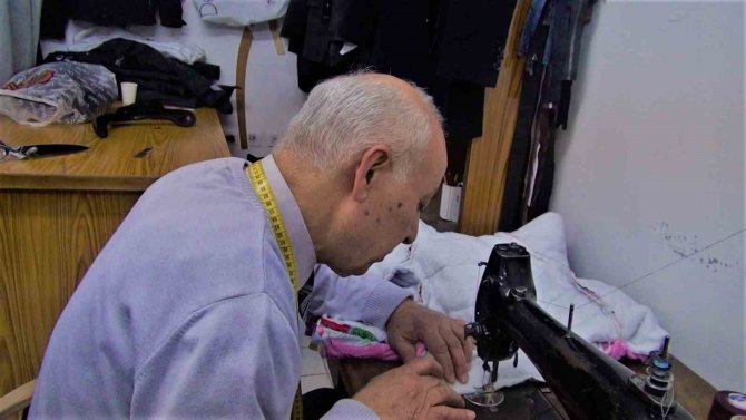 60 Yıllık Terzi: "60 Senedir Zevkle Yapıyorum Ama Bu Mesleğin Kaybolmasına Çok Üzülüyorum"