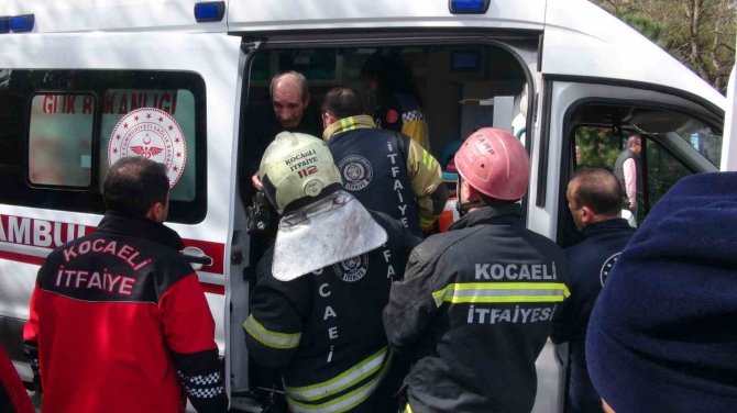 3 Aracın Karıştığı Kazada 2 Kişi Yaralandı