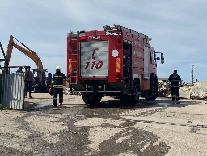 Patlayan Kimyasal Madde, Geri Dönüşüm Deposunda Yangına Sebep Oldu