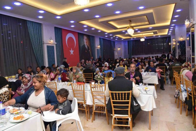 Vali Karadeniz, Roman Vatandaşlarla İftarda Bir Araya Geldi