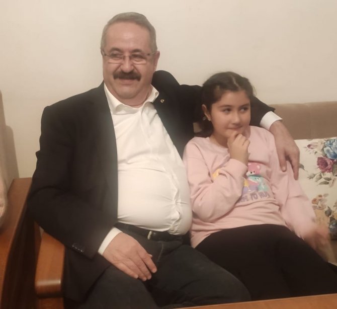 Salihli Kaymakamı Sağlam, İftarını Depremzede Aile İle Yaptı
